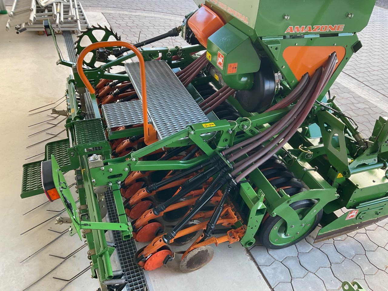 Amazone ADP 303 Spezial, KX 3000 - Kombajn i sijačica: slika Amazone ADP 303 Spezial, KX 3000 - Kombajn i sijačica Amazone ADP 303 Spezial, KX 3000 - Kombajn i sijačica: slika Amazone ADP 303 Spezial, KX 3000 - Kombajn i sijačica