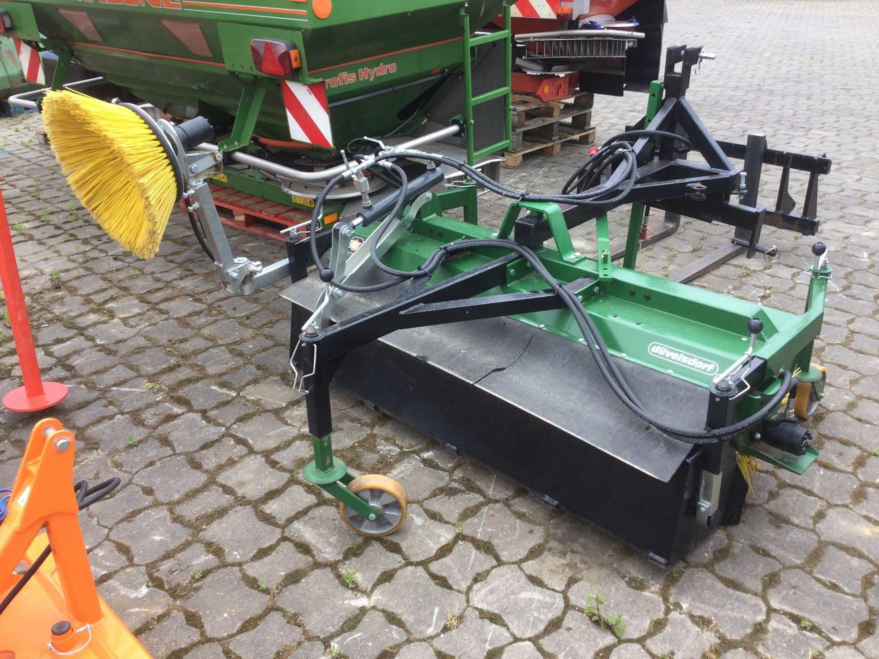 Düvelsdorf Stratos 1,70 mtr. - Metla za Namjenska/ Posebna vozila: slika Düvelsdorf Stratos 1,70 mtr. - Metla za Namjenska/ Posebna vozila Düvelsdorf Stratos 1,70 mtr. - Metla za Namjenska/ Posebna vozila: slika Düvelsdorf Stratos 1,70 mtr. - Metla za Namjenska/ Posebna vozila