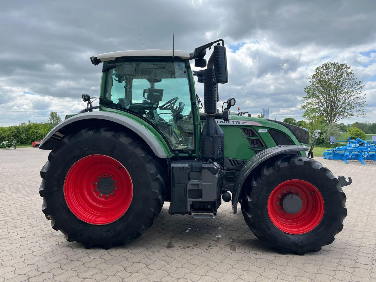Fendt 718 Vario SCR - Traktor: slika Fendt 718 Vario SCR - Traktor Fendt 718 Vario SCR - Traktor: slika Fendt 718 Vario SCR - Traktor