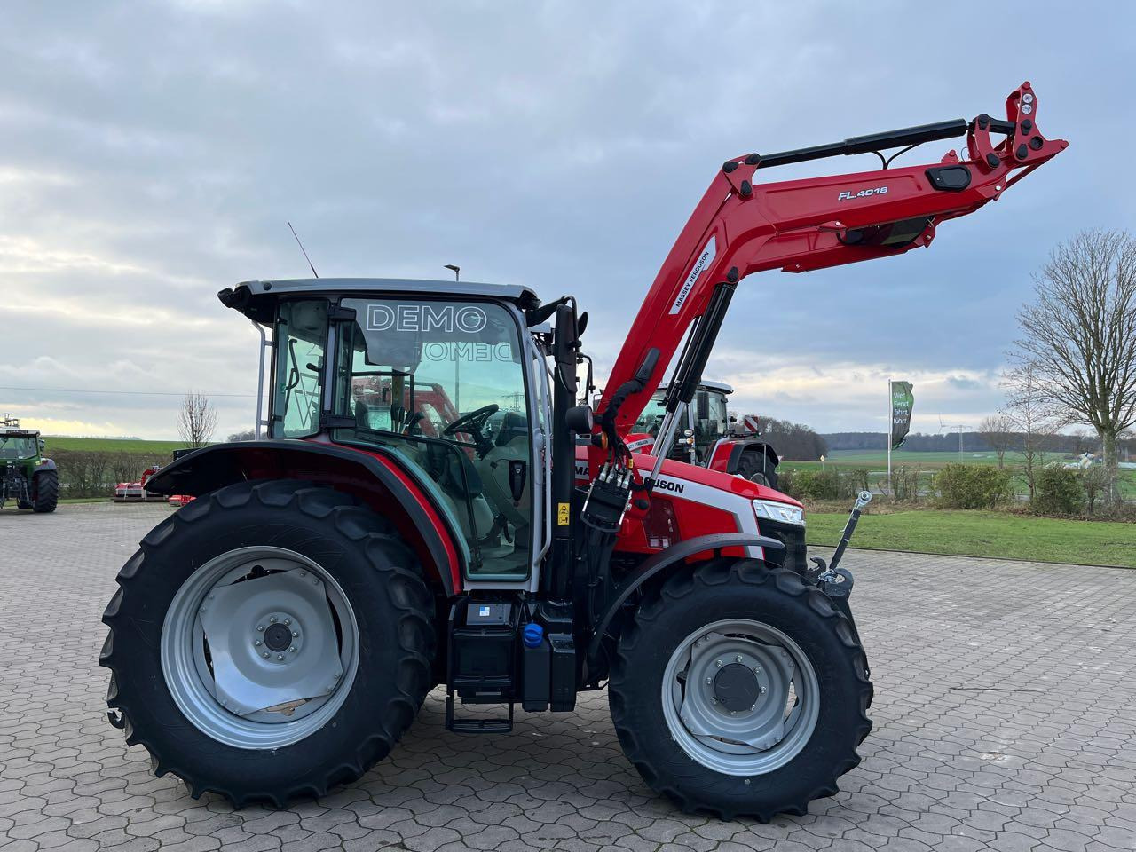 Massey Ferguson 5M.115 Dyna-4 Essential - Traktor: slika Massey Ferguson 5M.115 Dyna-4 Essential - Traktor Massey Ferguson 5M.115 Dyna-4 Essential - Traktor: slika Massey Ferguson 5M.115 Dyna-4 Essential - Traktor