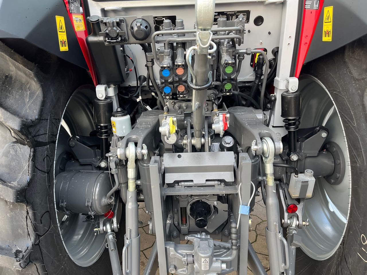 Massey Ferguson 5M.115 Dyna-4 Essential - Traktor: slika Massey Ferguson 5M.115 Dyna-4 Essential - Traktor Massey Ferguson 5M.115 Dyna-4 Essential - Traktor: slika Massey Ferguson 5M.115 Dyna-4 Essential - Traktor