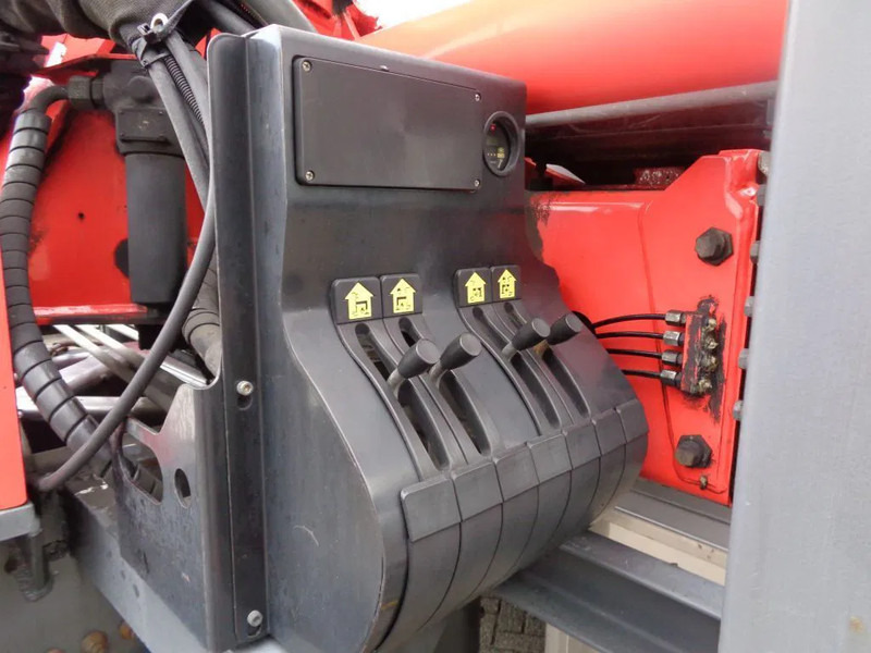 Interior photo 1: Kamion s kranom DAF CF 460 Combi Pacton MXD220 + 8X2 + Manual + Euro 6 + Palfinger PK 18500