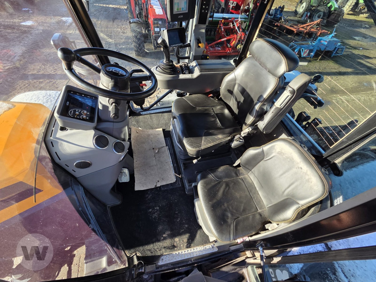 Zakup JCB FasTrac 8330 JCB FasTrac 8330: slika Zakup JCB FasTrac 8330 JCB FasTrac 8330