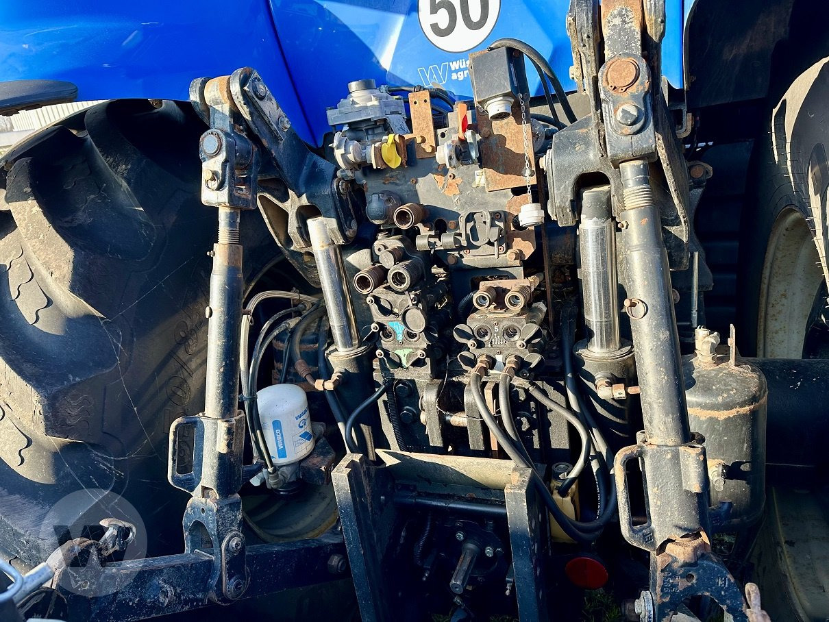 Traktor New Holland T 8.360: slika Traktor New Holland T 8.360