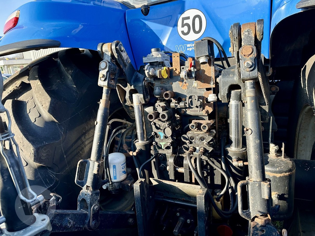 Traktor New Holland T 8.360: slika Traktor New Holland T 8.360