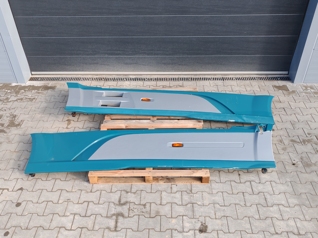 DAF XF106 EURO 6 / SIDE SPOILERS SET - Aerodinamika/ Spojler: slika DAF XF106 EURO 6 / SIDE SPOILERS SET - Aerodinamika/ Spojler DAF XF106 EURO 6 / SIDE SPOILERS SET - Aerodinamika/ Spojler: slika DAF XF106 EURO 6 / SIDE SPOILERS SET - Aerodinamika/ Spojler