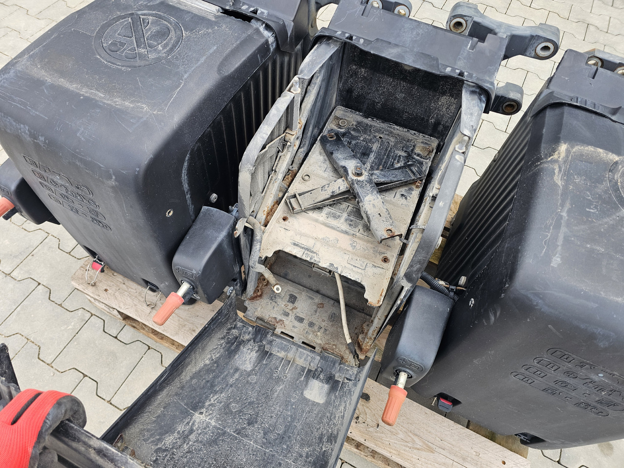 DAF XF106 EURO 6 / VERTICAL BATTERY BOX - Akumulator: slika DAF XF106 EURO 6 / VERTICAL BATTERY BOX - Akumulator DAF XF106 EURO 6 / VERTICAL BATTERY BOX - Akumulator: slika DAF XF106 EURO 6 / VERTICAL BATTERY BOX - Akumulator
