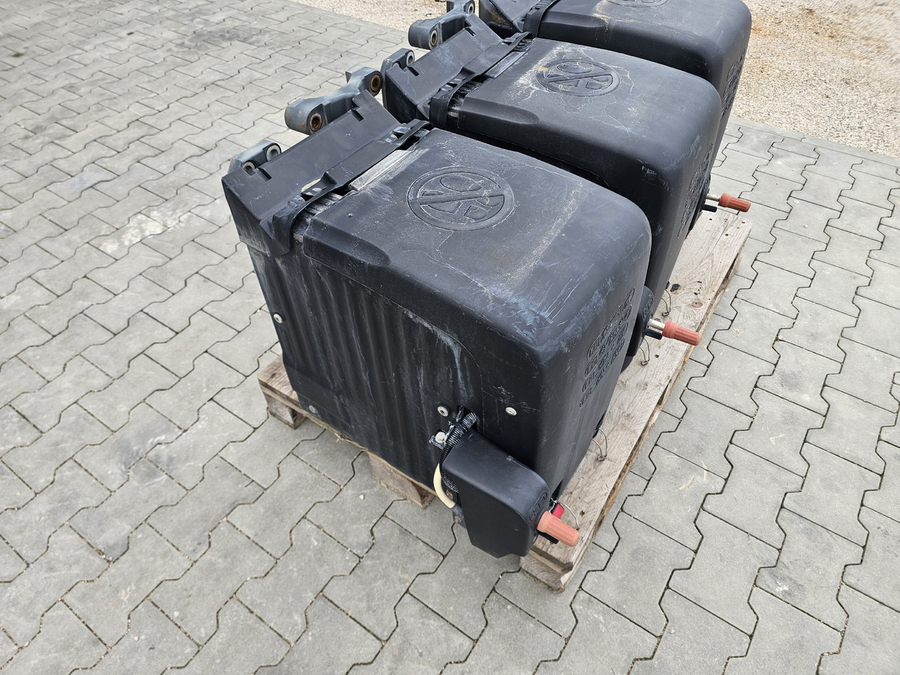 DAF XF106 EURO 6 / VERTICAL BATTERY BOX - Akumulator: slika DAF XF106 EURO 6 / VERTICAL BATTERY BOX - Akumulator DAF XF106 EURO 6 / VERTICAL BATTERY BOX - Akumulator: slika DAF XF106 EURO 6 / VERTICAL BATTERY BOX - Akumulator