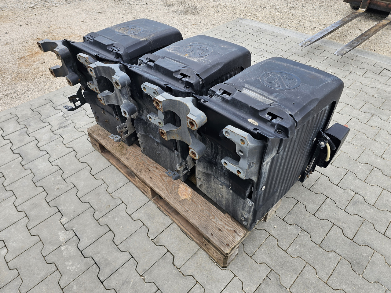 DAF XF106 EURO 6 / VERTICAL BATTERY BOX - Akumulator: slika DAF XF106 EURO 6 / VERTICAL BATTERY BOX - Akumulator DAF XF106 EURO 6 / VERTICAL BATTERY BOX - Akumulator: slika DAF XF106 EURO 6 / VERTICAL BATTERY BOX - Akumulator