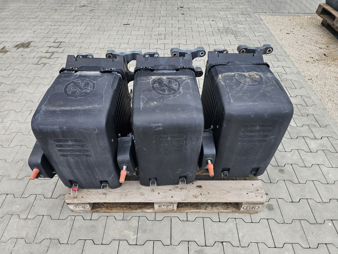 DAF XF106 EURO 6 / VERTICAL BATTERY BOX - Akumulator: slika DAF XF106 EURO 6 / VERTICAL BATTERY BOX - Akumulator DAF XF106 EURO 6 / VERTICAL BATTERY BOX - Akumulator: slika DAF XF106 EURO 6 / VERTICAL BATTERY BOX - Akumulator