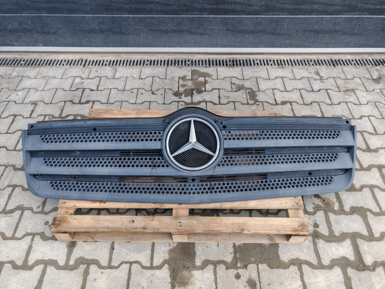 MERCEDES-BENZ ATEGO MP4 EURO 6 / FRONT GRILL - Rešetka: slika MERCEDES-BENZ ATEGO MP4 EURO 6 / FRONT GRILL - Rešetka MERCEDES-BENZ ATEGO MP4 EURO 6 / FRONT GRILL - Rešetka: slika MERCEDES-BENZ ATEGO MP4 EURO 6 / FRONT GRILL - Rešetka