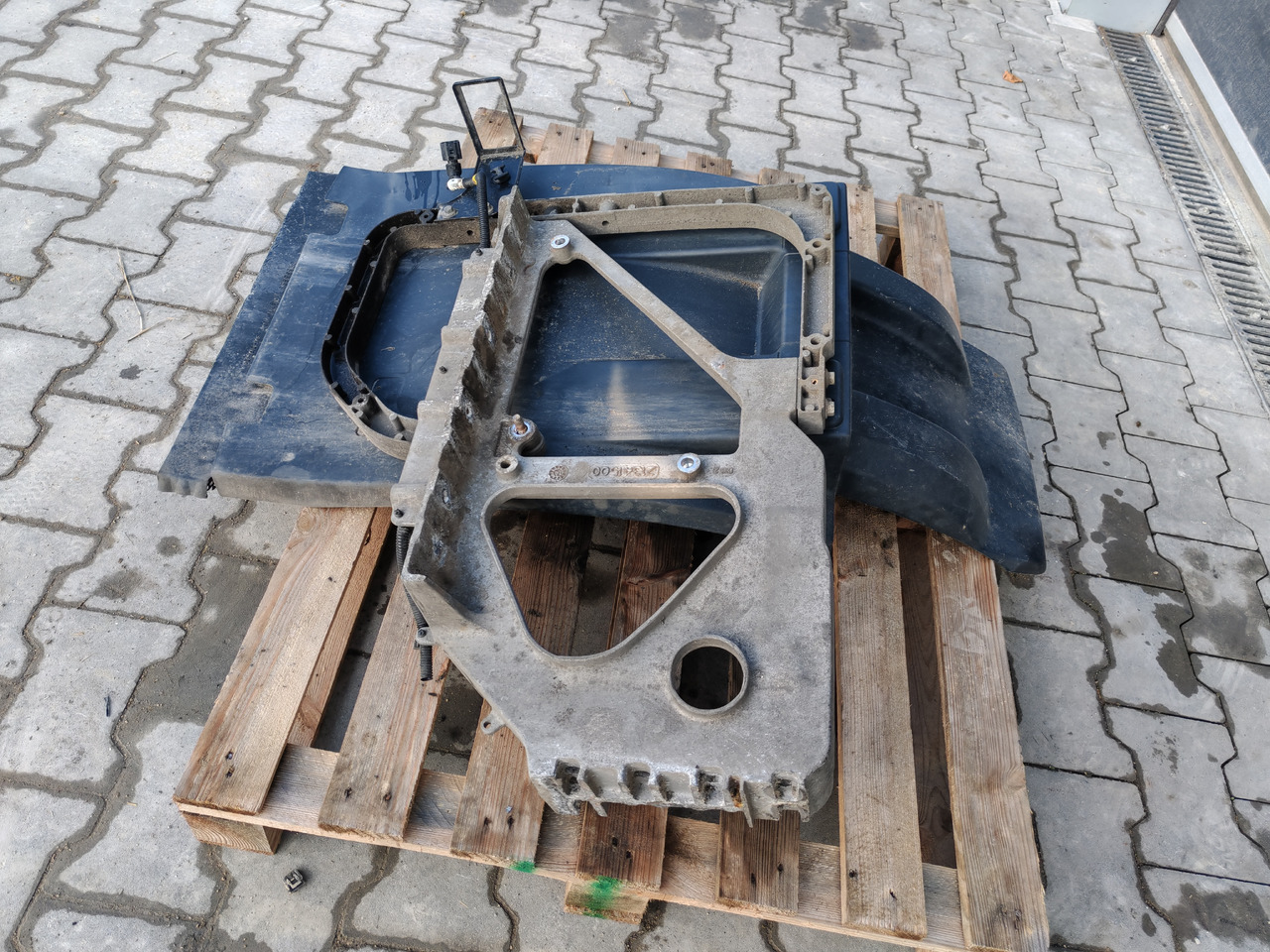 VOLVO FH FM FMX /FRONT AXLE LEFT MODGUARD / COMPLETE - Karoserija i eksterijer: slika VOLVO FH FM FMX /FRONT AXLE LEFT MODGUARD / COMPLETE - Karoserija i eksterijer VOLVO FH FM FMX /FRONT AXLE LEFT MODGUARD / COMPLETE - Karoserija i eksterijer: slika VOLVO FH FM FMX /FRONT AXLE LEFT MODGUARD / COMPLETE - Karoserija i eksterijer