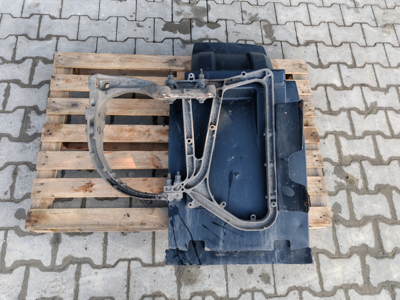 VOLVO FH FM FMX /FRONT AXLE RIGHT MODGUARD / COMPLETE - Karoserija i eksterijer: slika VOLVO FH FM FMX /FRONT AXLE RIGHT MODGUARD / COMPLETE - Karoserija i eksterijer VOLVO FH FM FMX /FRONT AXLE RIGHT MODGUARD / COMPLETE - Karoserija i eksterijer: slika VOLVO FH FM FMX /FRONT AXLE RIGHT MODGUARD / COMPLETE - Karoserija i eksterijer