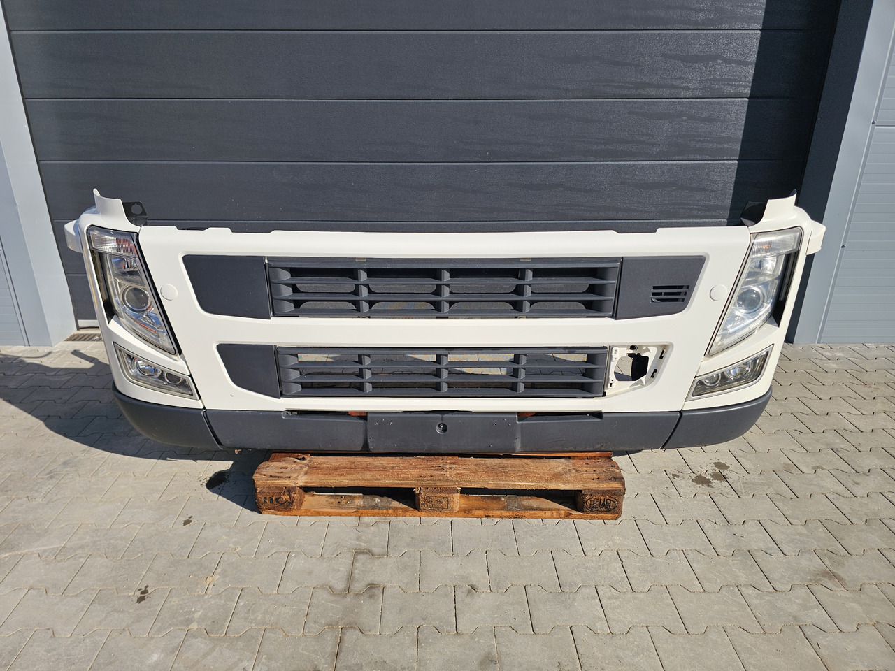 VOLVO FM 3 / COMPLETE FRONT BUMPER - Branik: slika VOLVO FM 3 / COMPLETE FRONT BUMPER - Branik VOLVO FM 3 / COMPLETE FRONT BUMPER - Branik: slika VOLVO FM 3 / COMPLETE FRONT BUMPER - Branik