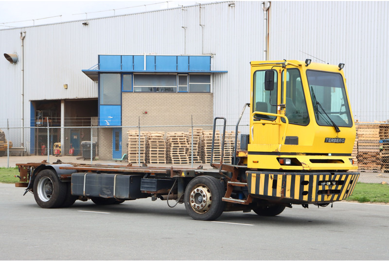 Terberg BC182 - Terminalni traktor: slika Terberg BC182 - Terminalni traktor Terberg BC182 - Terminalni traktor: slika Terberg BC182 - Terminalni traktor