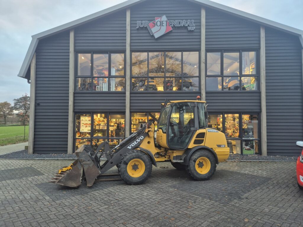 VOLVO L25F - Utovarivač na kotačima: slika VOLVO L25F - Utovarivač na kotačima VOLVO L25F - Utovarivač na kotačima: slika VOLVO L25F - Utovarivač na kotačima