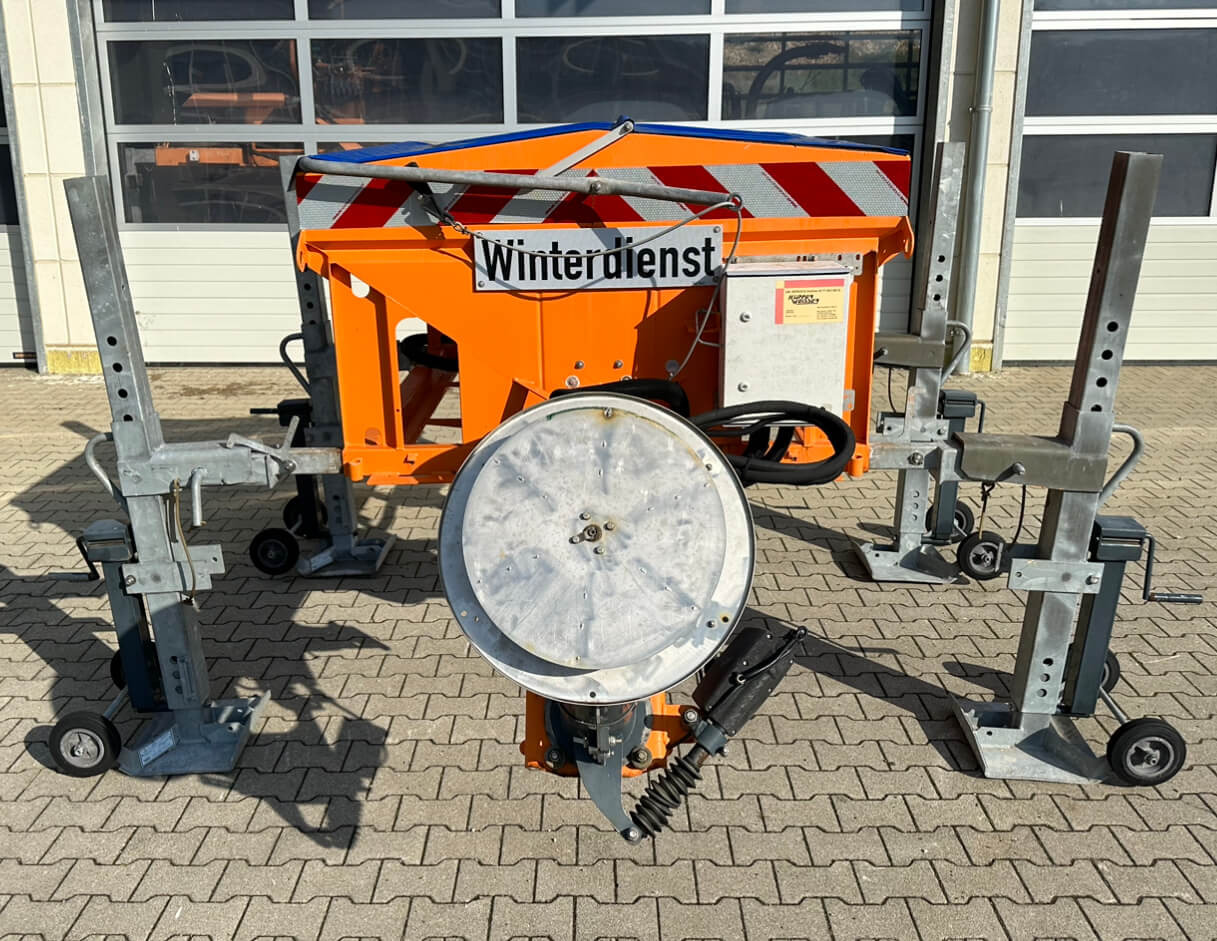 Unimog Salzstreuer KüpperWeisser IMSSN J15012 H - Posipač pijeska/ Soli: slika Unimog Salzstreuer KüpperWeisser IMSSN J15012 H - Posipač pijeska/ Soli Unimog Salzstreuer KüpperWeisser IMSSN J15012 H - Posipač pijeska/ Soli: slika Unimog Salzstreuer KüpperWeisser IMSSN J15012 H - Posipač pijeska/ Soli