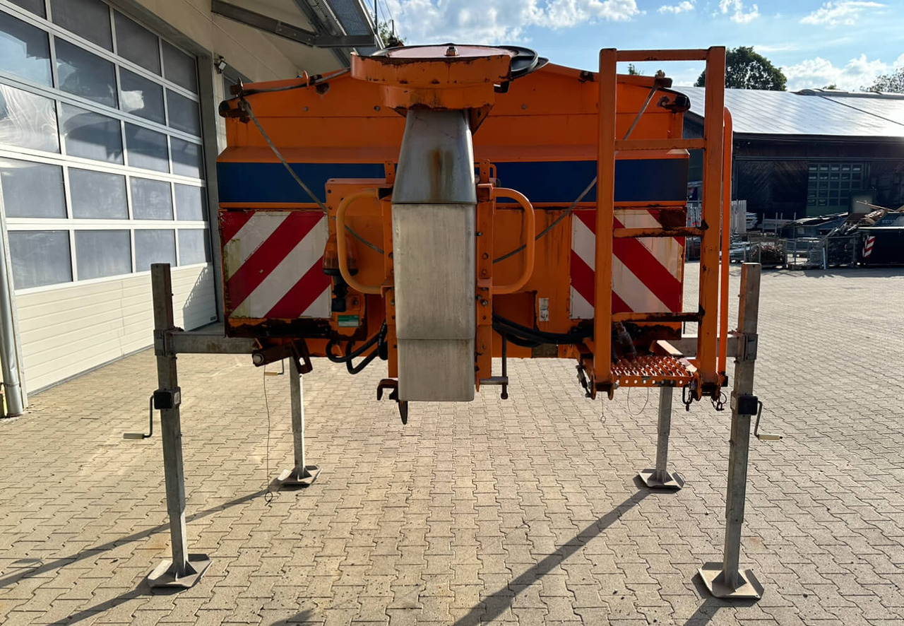 Unimog Salzstreuer Schmidt SST20-TLWH - Posipač pijeska/ Soli: slika Unimog Salzstreuer Schmidt SST20-TLWH - Posipač pijeska/ Soli Unimog Salzstreuer Schmidt SST20-TLWH - Posipač pijeska/ Soli: slika Unimog Salzstreuer Schmidt SST20-TLWH - Posipač pijeska/ Soli