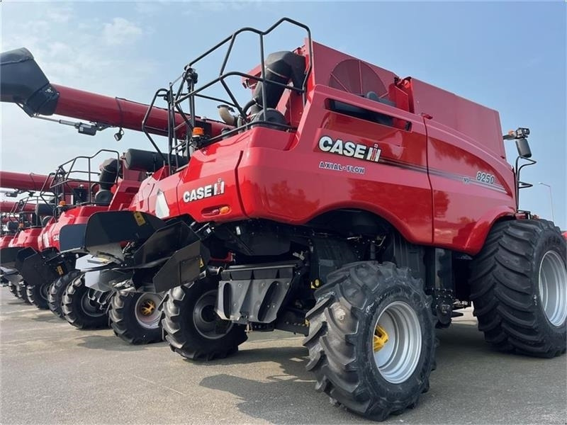 Case IH 8250 Axial-Flow New and unused combine - Kombajn za žetvu: slika Case IH 8250 Axial-Flow New and unused combine - Kombajn za žetvu Case IH 8250 Axial-Flow New and unused combine - Kombajn za žetvu: slika Case IH 8250 Axial-Flow New and unused combine - Kombajn za žetvu