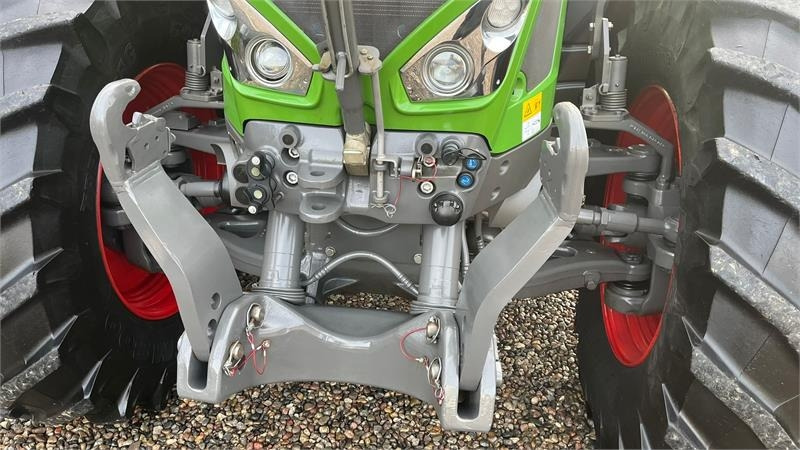 Fendt 933 Vario Profi Plus S4 med frontlift - Traktor: slika Fendt 933 Vario Profi Plus S4 med frontlift - Traktor Fendt 933 Vario Profi Plus S4 med frontlift - Traktor: slika Fendt 933 Vario Profi Plus S4 med frontlift - Traktor