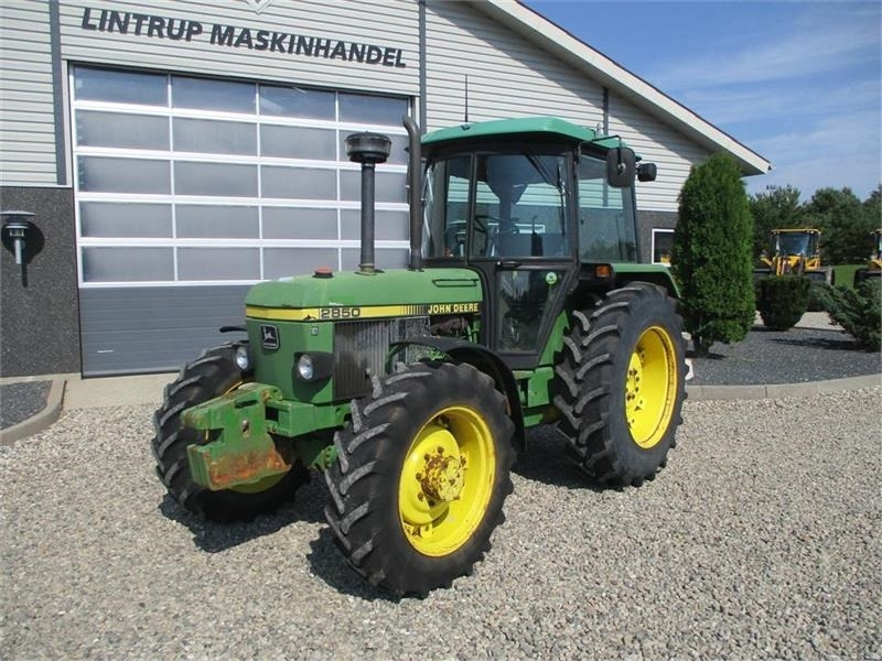 John Deere 2850 TURBO Med nye bagdæk - Traktor: slika John Deere 2850 TURBO Med nye bagdæk - Traktor John Deere 2850 TURBO Med nye bagdæk - Traktor: slika John Deere 2850 TURBO Med nye bagdæk - Traktor