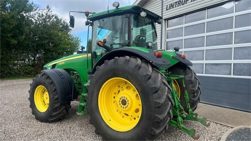 John Deere 8230 Med frontlift - Traktor: slika John Deere 8230 Med frontlift - Traktor John Deere 8230 Med frontlift - Traktor: slika John Deere 8230 Med frontlift - Traktor