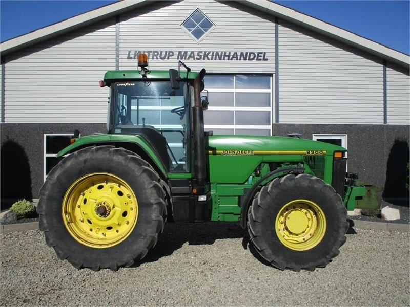John Deere 8300 Pæn regulær traktor med rigtig gode dæk på. - Traktor: slika John Deere 8300 Pæn regulær traktor med rigtig gode dæk på. - Traktor John Deere 8300 Pæn regulær traktor med rigtig gode dæk på. - Traktor: slika John Deere 8300 Pæn regulær traktor med rigtig gode dæk på. - Traktor