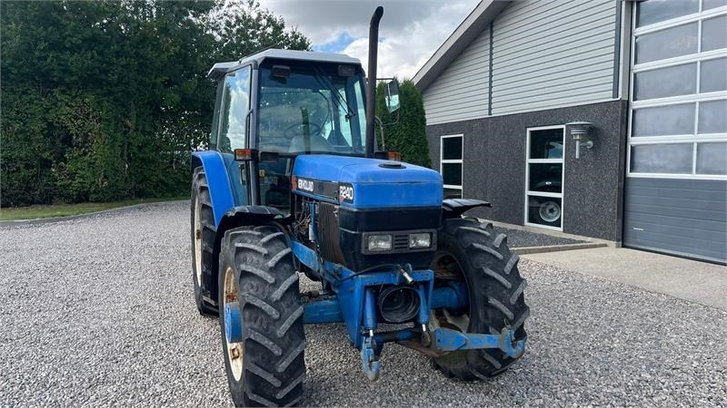 Traktor New Holland 8240 SLE Med frontlift og frontPTO: slika Traktor New Holland 8240 SLE Med frontlift og frontPTO