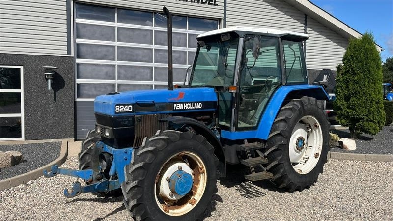 New Holland 8240 SLE Med frontlift og frontPTO - Traktor: slika New Holland 8240 SLE Med frontlift og frontPTO - Traktor New Holland 8240 SLE Med frontlift og frontPTO - Traktor: slika New Holland 8240 SLE Med frontlift og frontPTO - Traktor