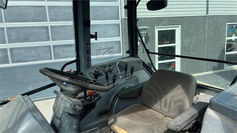 Traktor New Holland 8240 SLE Med frontlift og frontPTO: slika Traktor New Holland 8240 SLE Med frontlift og frontPTO