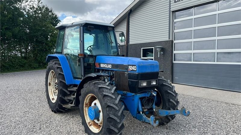 Traktor New Holland 8240 SLE Med frontlift og frontPTO: slika Traktor New Holland 8240 SLE Med frontlift og frontPTO