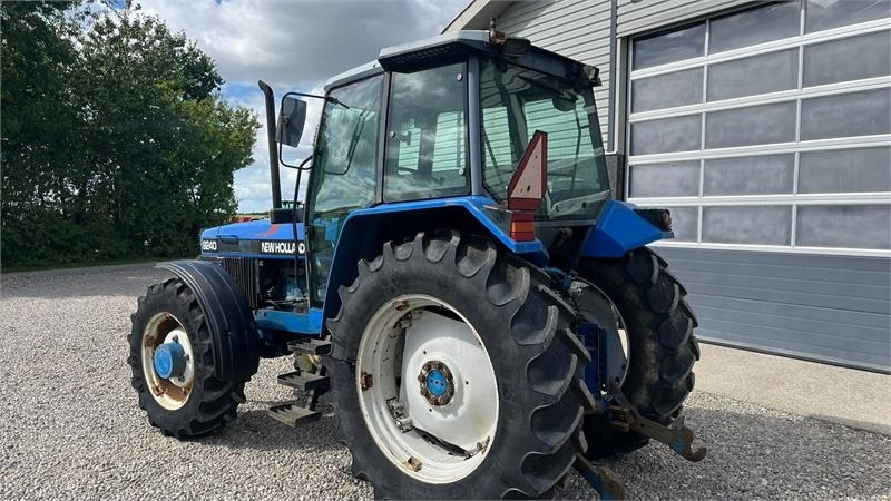 New Holland 8240 SLE Med frontlift og frontPTO - Traktor: slika New Holland 8240 SLE Med frontlift og frontPTO - Traktor New Holland 8240 SLE Med frontlift og frontPTO - Traktor: slika New Holland 8240 SLE Med frontlift og frontPTO - Traktor