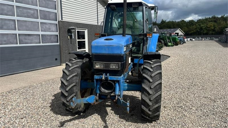 Traktor New Holland 8240 SLE Med frontlift og frontPTO: slika Traktor New Holland 8240 SLE Med frontlift og frontPTO