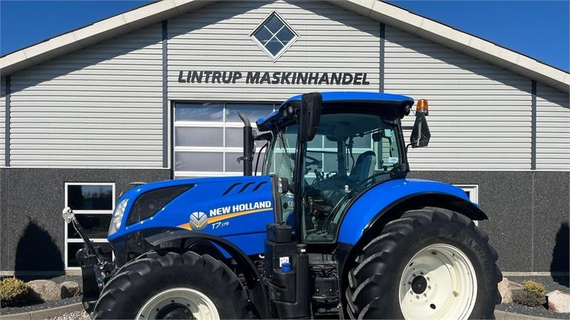 New Holland T7.175 RangeCommand med frontlift. Meget velholdt - Traktor: slika New Holland T7.175 RangeCommand med frontlift. Meget velholdt - Traktor New Holland T7.175 RangeCommand med frontlift. Meget velholdt - Traktor: slika New Holland T7.175 RangeCommand med frontlift. Meget velholdt - Traktor