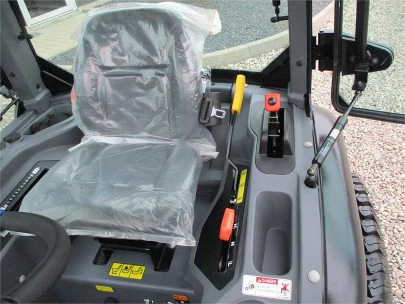 Općinski traktor Solis 26 HST med Frontlift & FrontPTO: slika Općinski traktor Solis 26 HST med Frontlift & FrontPTO Općinski traktor Solis 26 HST med Frontlift & FrontPTO: slika Općinski traktor Solis 26 HST med Frontlift & FrontPTO