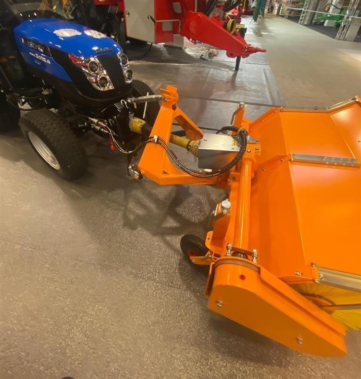 Solis H26 HST SnowEdition med Thyregod TK 1600 kost på - Traktor: slika Solis H26 HST SnowEdition med Thyregod TK 1600 kost på - Traktor Solis H26 HST SnowEdition med Thyregod TK 1600 kost på - Traktor: slika Solis H26 HST SnowEdition med Thyregod TK 1600 kost på - Traktor