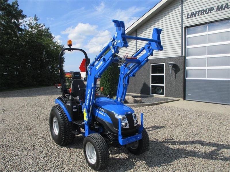 Traktor Solis S26 Shuttle XL 9+9 med turfhjul og frontlæsser: slika Traktor Solis S26 Shuttle XL 9+9 med turfhjul og frontlæsser