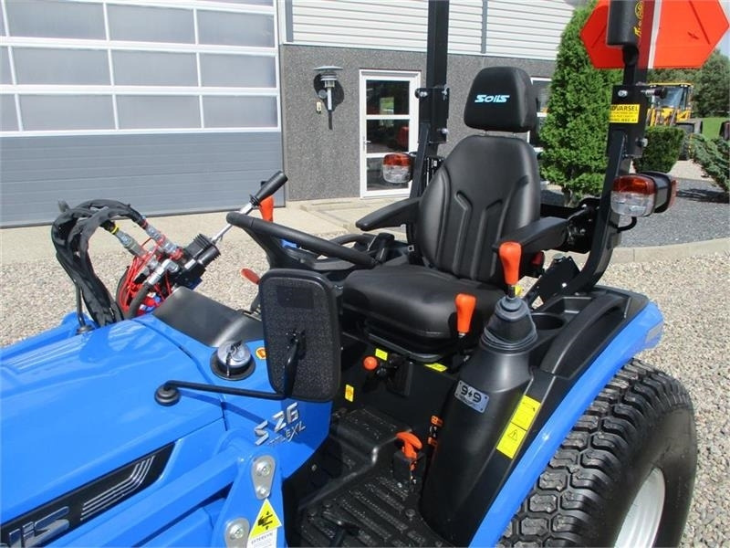 Traktor Solis S26 Shuttle XL 9+9 med turfhjul og frontlæsser: slika Traktor Solis S26 Shuttle XL 9+9 med turfhjul og frontlæsser