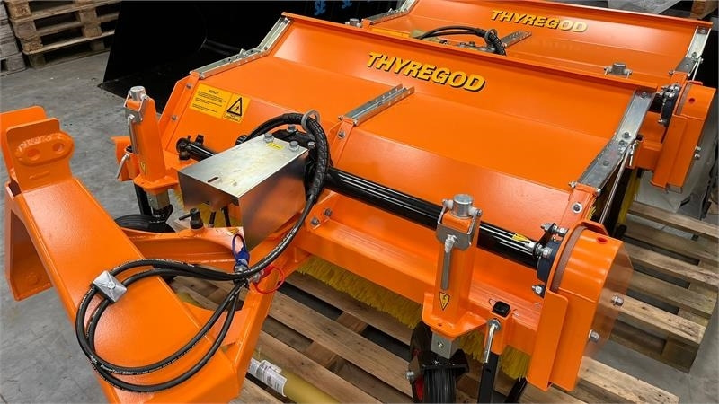 Thyregod TK 1600 PTO, med hydraulisk sving. - Metla: slika Thyregod TK 1600 PTO, med hydraulisk sving. - Metla Thyregod TK 1600 PTO, med hydraulisk sving. - Metla: slika Thyregod TK 1600 PTO, med hydraulisk sving. - Metla