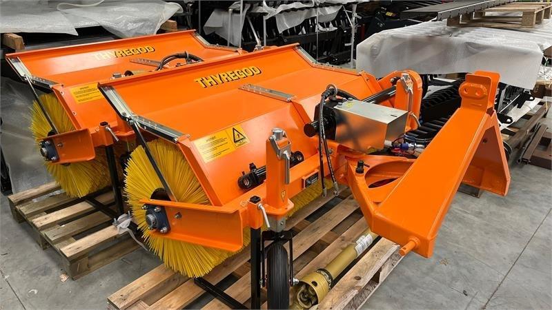 Thyregod TK 1600 PTO, med hydraulisk sving. - Metla: slika Thyregod TK 1600 PTO, med hydraulisk sving. - Metla Thyregod TK 1600 PTO, med hydraulisk sving. - Metla: slika Thyregod TK 1600 PTO, med hydraulisk sving. - Metla