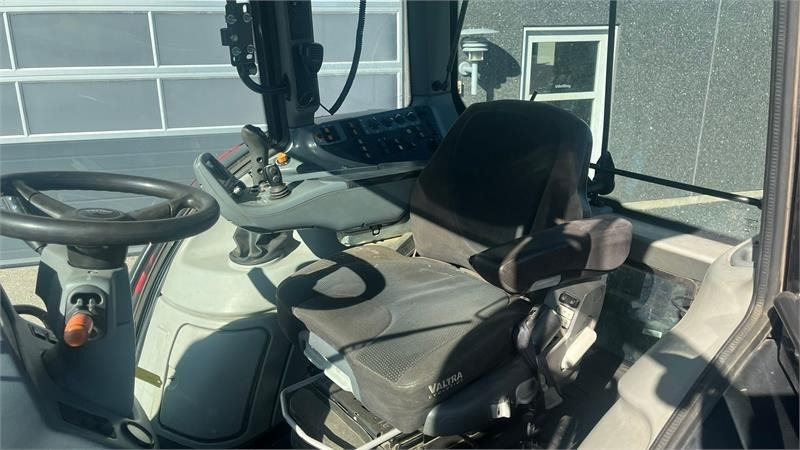 Traktor Valtra T171 Frontlift og fuld affjedring: slika Traktor Valtra T171 Frontlift og fuld affjedring