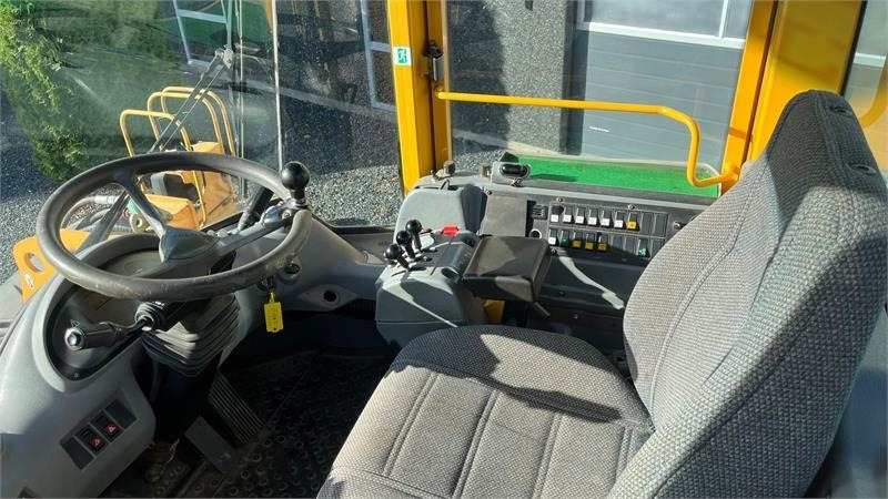 Volvo L70E Med hurtigskift og centralsmørring - Utovarivač na kotačima: slika Volvo L70E Med hurtigskift og centralsmørring - Utovarivač na kotačima Volvo L70E Med hurtigskift og centralsmørring - Utovarivač na kotačima: slika Volvo L70E Med hurtigskift og centralsmørring - Utovarivač na kotačima