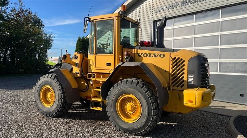 Volvo L70E Med hurtigskift og centralsmørring - Utovarivač na kotačima: slika Volvo L70E Med hurtigskift og centralsmørring - Utovarivač na kotačima Volvo L70E Med hurtigskift og centralsmørring - Utovarivač na kotačima: slika Volvo L70E Med hurtigskift og centralsmørring - Utovarivač na kotačima