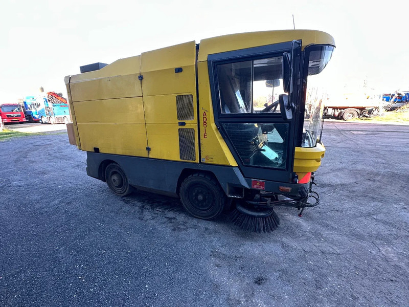 Ravo 530 VEEGMACHINE/SWEEPER!! - Cestovna čistilica: slika Ravo 530 VEEGMACHINE/SWEEPER!! - Cestovna čistilica Ravo 530 VEEGMACHINE/SWEEPER!! - Cestovna čistilica: slika Ravo 530 VEEGMACHINE/SWEEPER!! - Cestovna čistilica