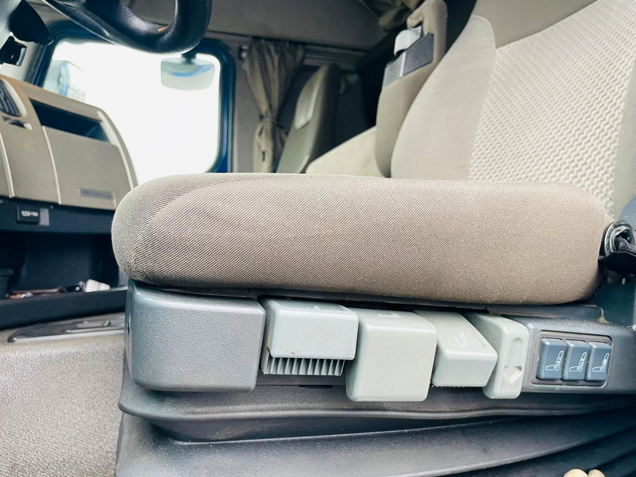 Kamion s ceradom Renault Premium 460 P6X2 EEV: slika Kamion s ceradom Renault Premium 460 P6X2 EEV