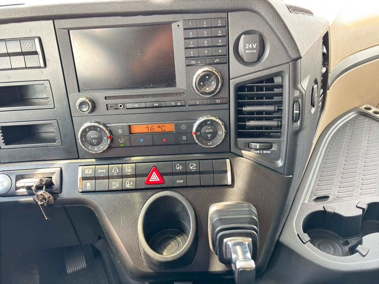 Tegljač Mercedes-Benz Actros 1845: slika Tegljač Mercedes-Benz Actros 1845