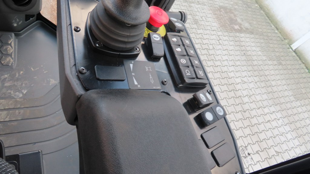 Kompaktor Caterpillar CS66B: slika Kompaktor Caterpillar CS66B Kompaktor Caterpillar CS66B: slika Kompaktor Caterpillar CS66B