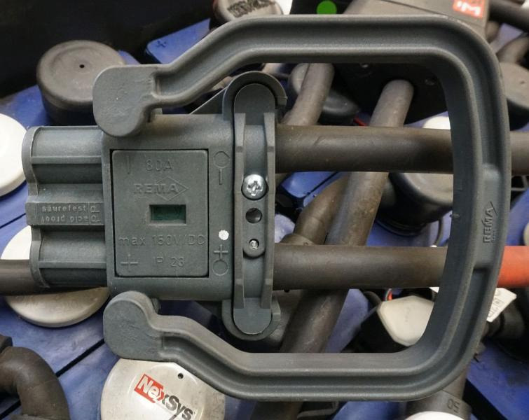 HAWKER 24 Volt 3 NXS 351 Ah - Akumulator: slika HAWKER 24 Volt 3 NXS 351 Ah - Akumulator HAWKER 24 Volt 3 NXS 351 Ah - Akumulator: slika HAWKER 24 Volt 3 NXS 351 Ah - Akumulator