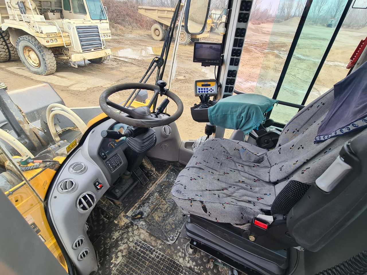 VOLVO L220G - Utovarivač na kotačima: slika VOLVO L220G - Utovarivač na kotačima VOLVO L220G - Utovarivač na kotačima: slika VOLVO L220G - Utovarivač na kotačima