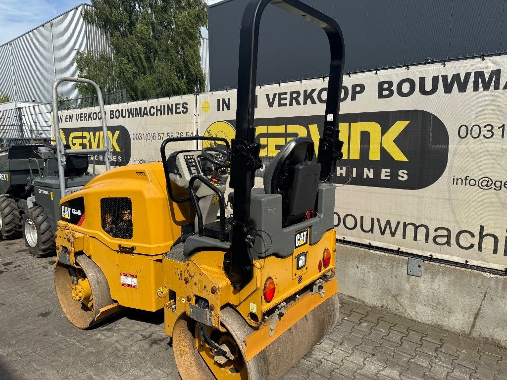 CAT CB 24 B - Cestovni valjak: slika CAT CB 24 B - Cestovni valjak CAT CB 24 B - Cestovni valjak: slika CAT CB 24 B - Cestovni valjak